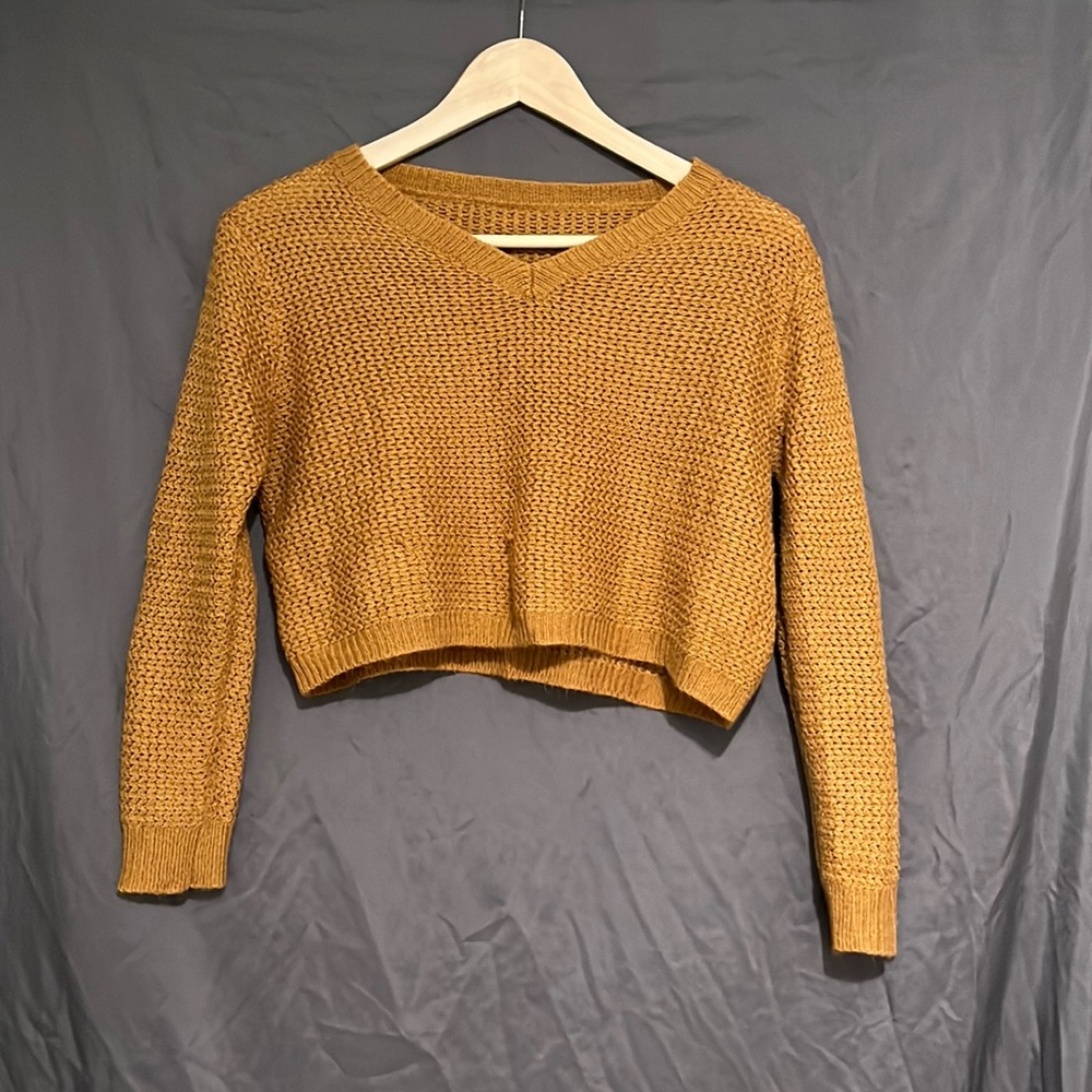 This cropped fall sweater goes perfectly with some flared leggings and uggs 🍂🪵